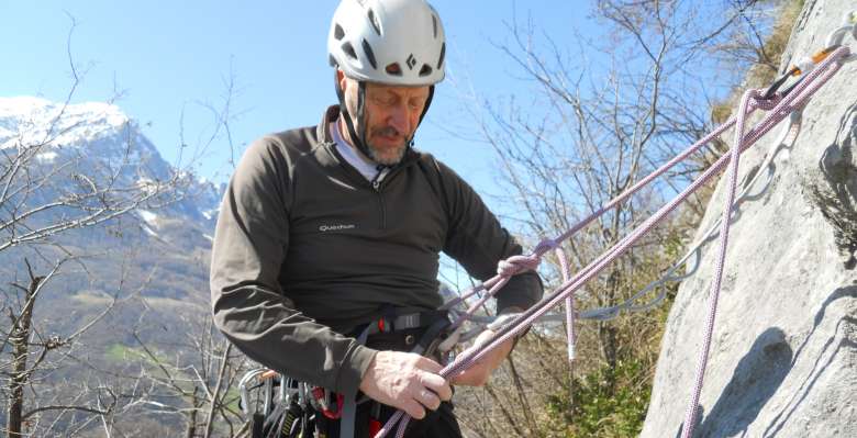 preparazione discesa in corda doppia durante il corso di manovre e sicurezza in arrampicata su roccia